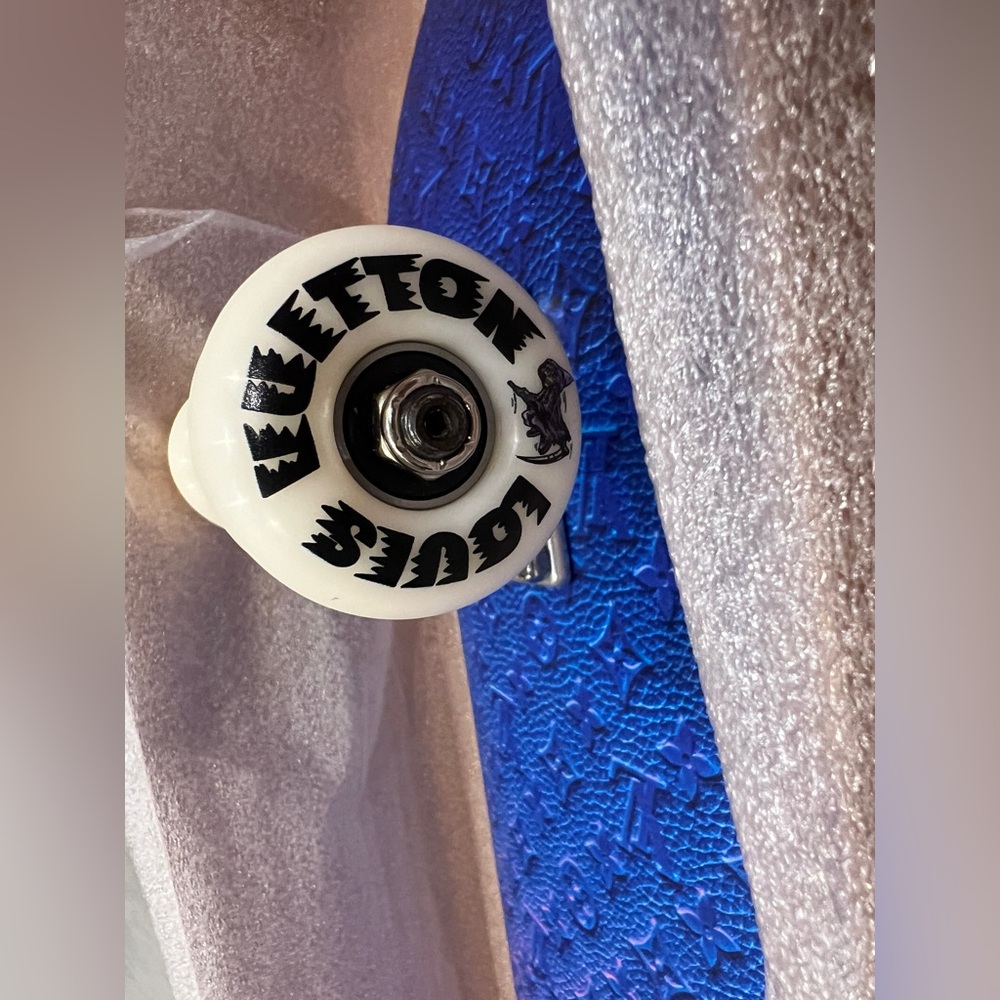 Louis Vuitton monogram skateboard - Picture 5 of 6